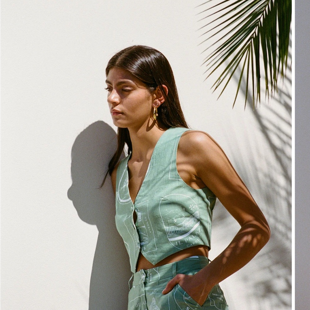 VEST - Picture 2 of 3